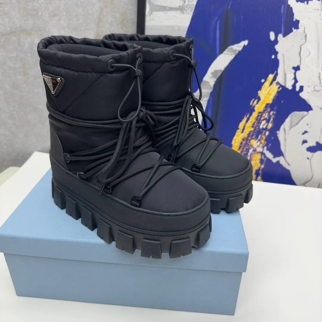 👟👟Ex-factory price 640👟👟 The highest version on the market. Prada's king model. Snow boots. Ski boots. Fat and cute. →_→ From the Prada limited series, unique. Shiny nylon Oblique upper with criss-cross straps for an ideal fit. The boots are made of technical fabric and have a short-cut version. They can be worn in the city or in the mountains. They make the calves slimmer, taller, warmer and have a concave shape. The boots and soles use the original waterproof effect. The size is 35-40. 41Customized